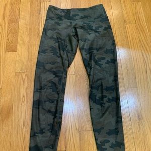 Lululemon camouflage size 4 leggings